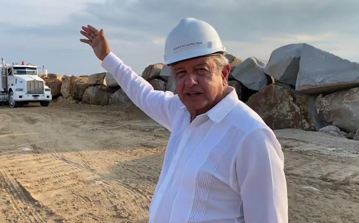 López Obrador continua supervisando la construcción de obras. | Captura