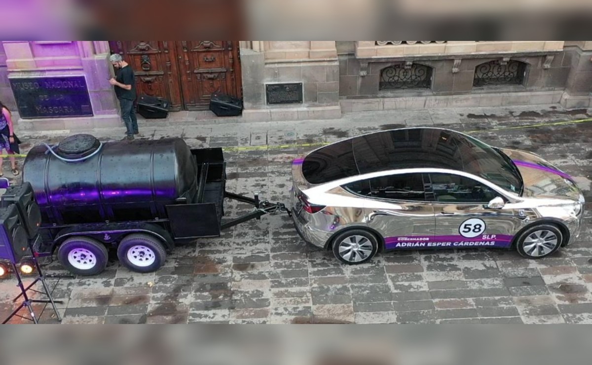 La pipa de agua es llevada por el auto de Tesla. (Especial)
