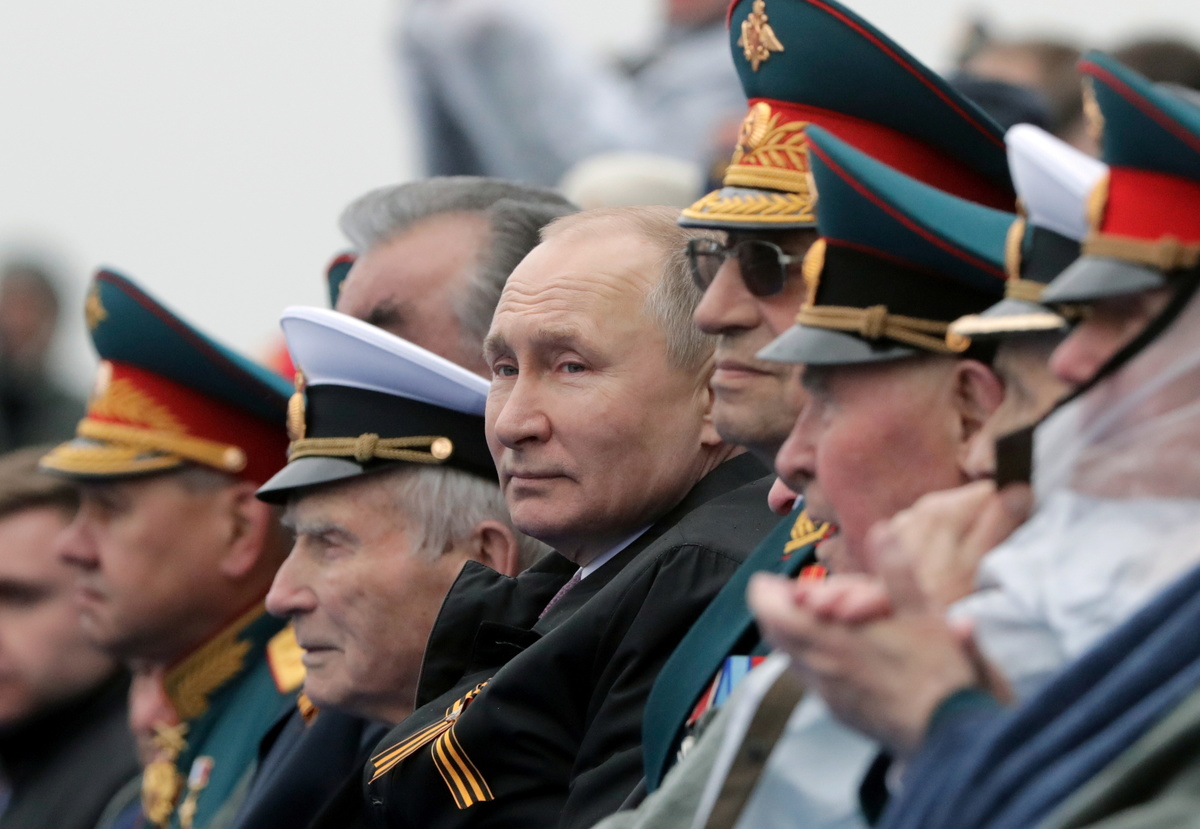 El presidente ruso, Vladimir Putin, participa en una ceremonia de conmemoración del Día de la Victoria en Moscú | Reuters