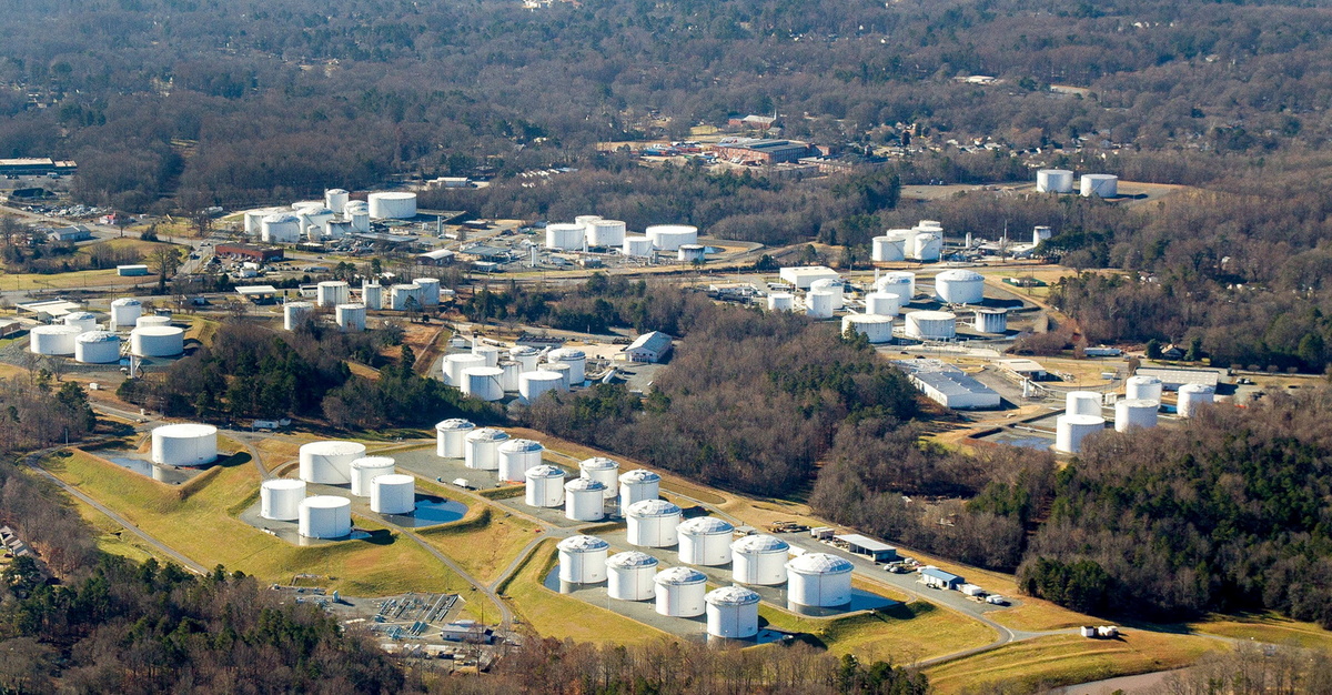 Tanques de retención en una instalación de Colonial Pipeline. (Reuters)