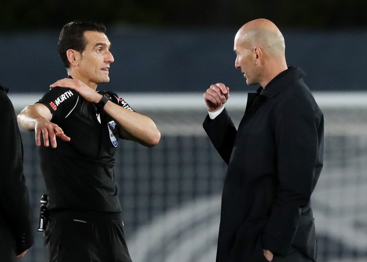 Zidane explota contra el arbitraje tras empate ante el Sevilla (Reuters)