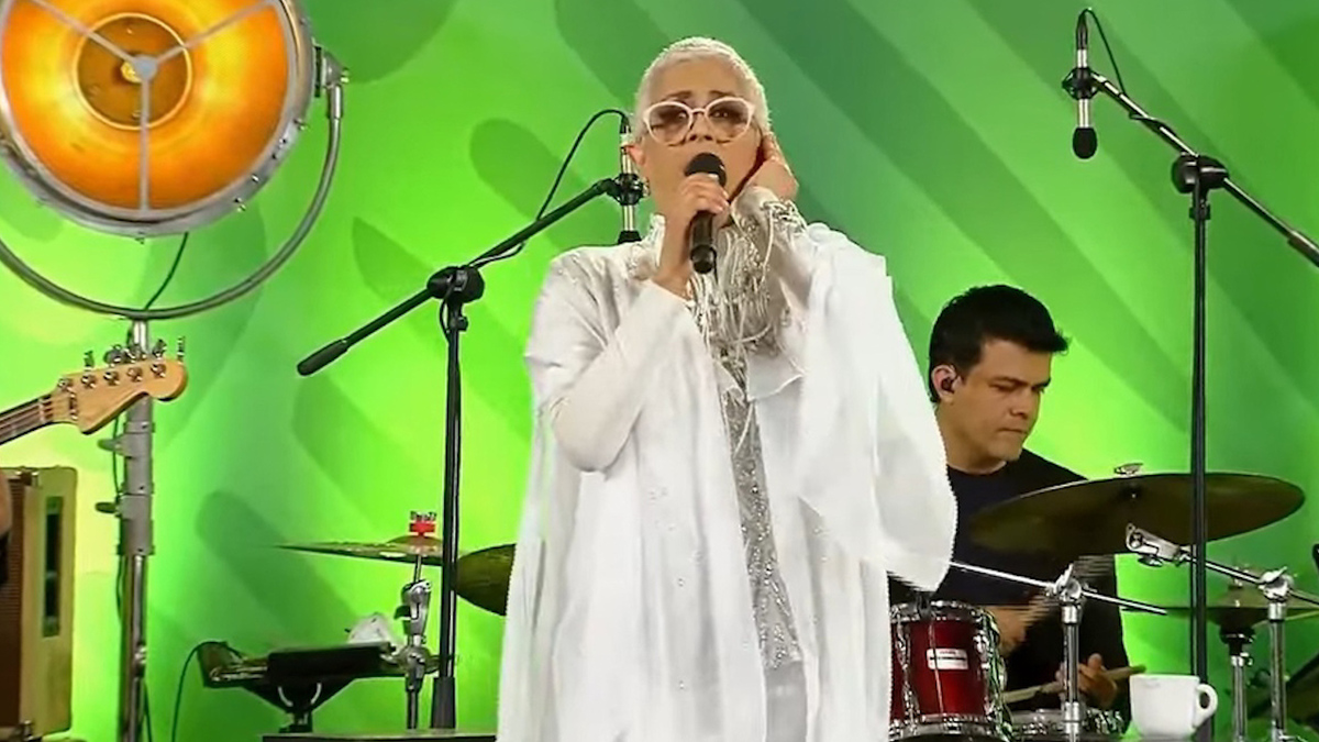 AMLO cancela conferencia y celebra Día de las Madres con concierto de Eugenia León