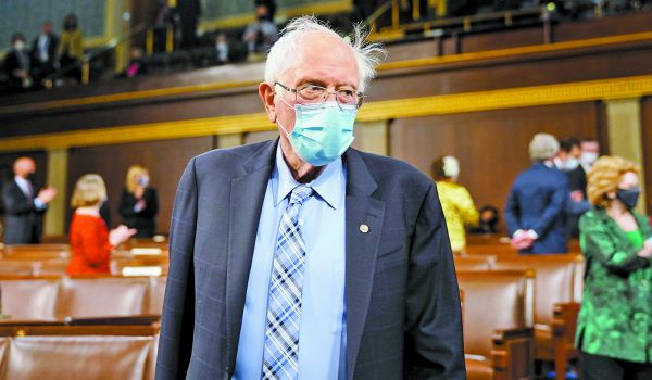 Bernie Sanders presentó junto con Elizabeth Warner una iniciativa de medidas impositivas para multimillonarios. AP