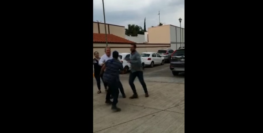 Candidato del PT agrede a golpes a camarógrafo en León. ESPECIAL