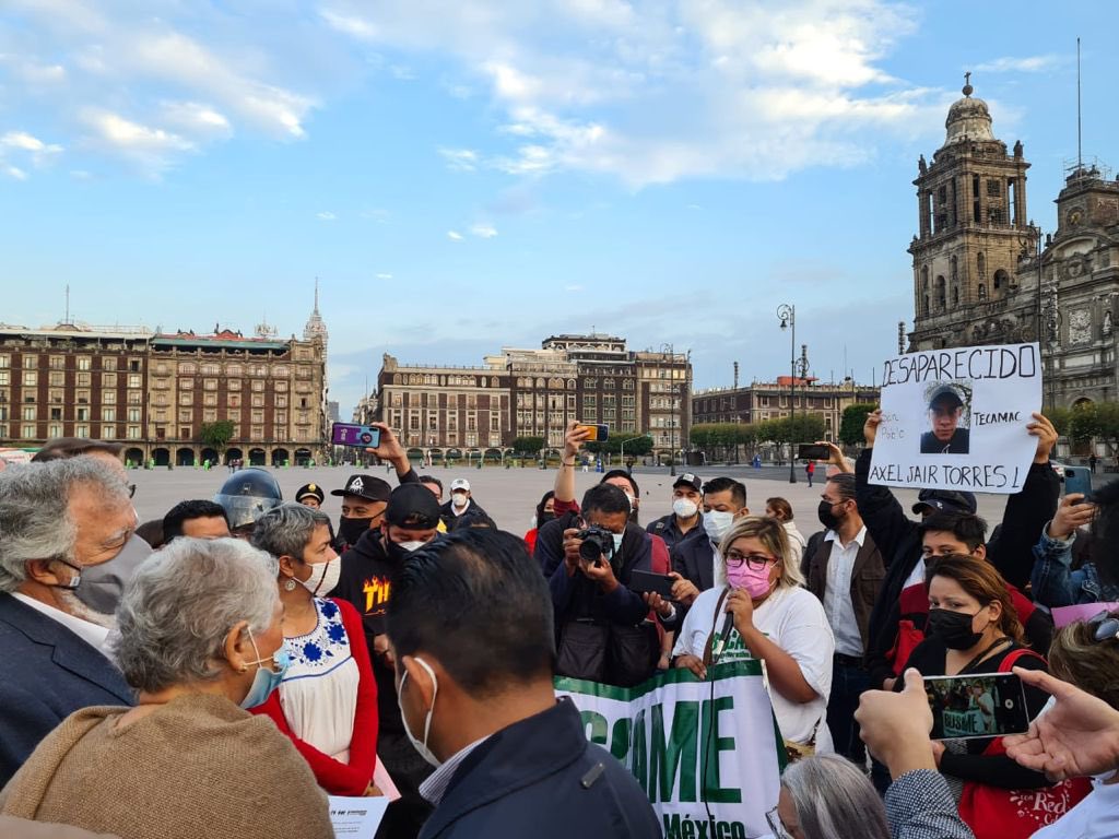 Madres de desaparecidos protestan afuera de Palacio Nacional. (Twitter)