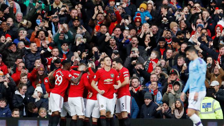 Manchester United junto a sus aficionados (Reuters)