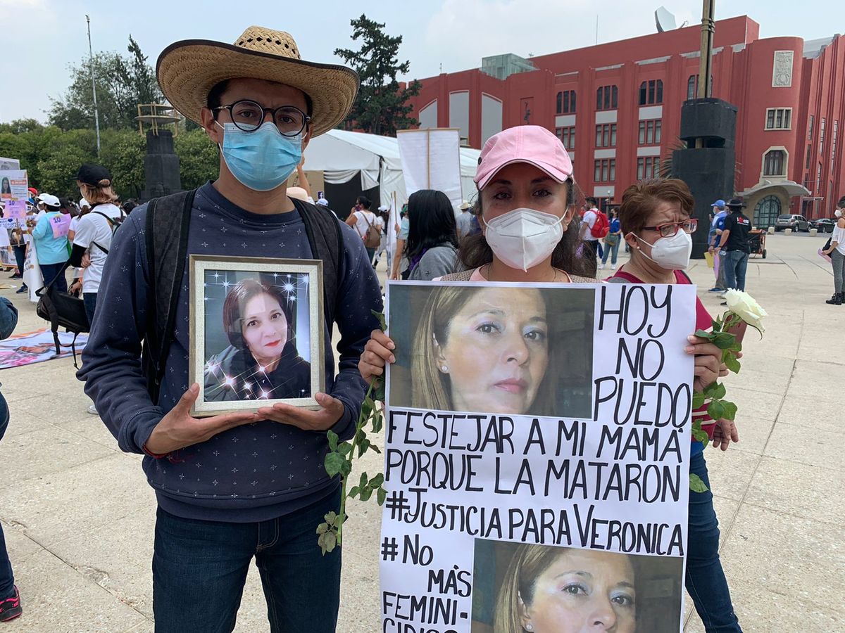 En el Monumento a la Revolución, víctimas de femicidios acudieron a protestar. (Azucen Rangel)