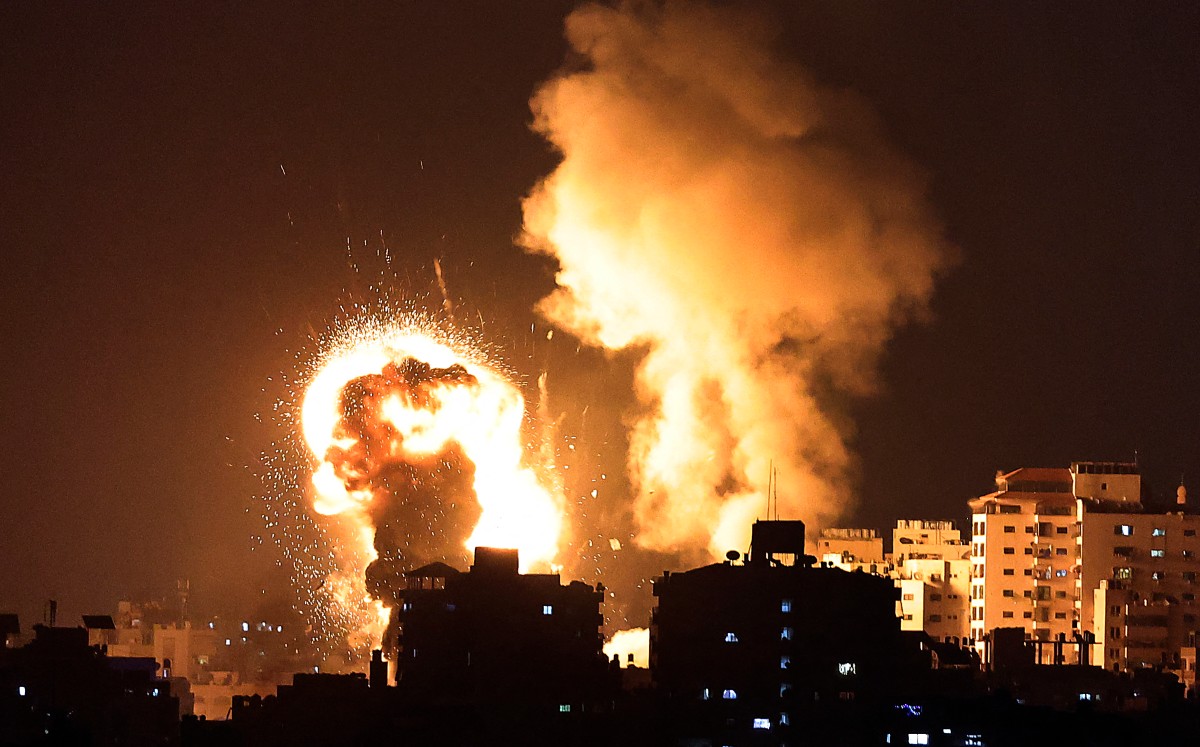 Onda de fuego de los ataques aéreos israelíes en la Franja de Gaza, controlada por el movimiento islamista palestino Hamas | AFP