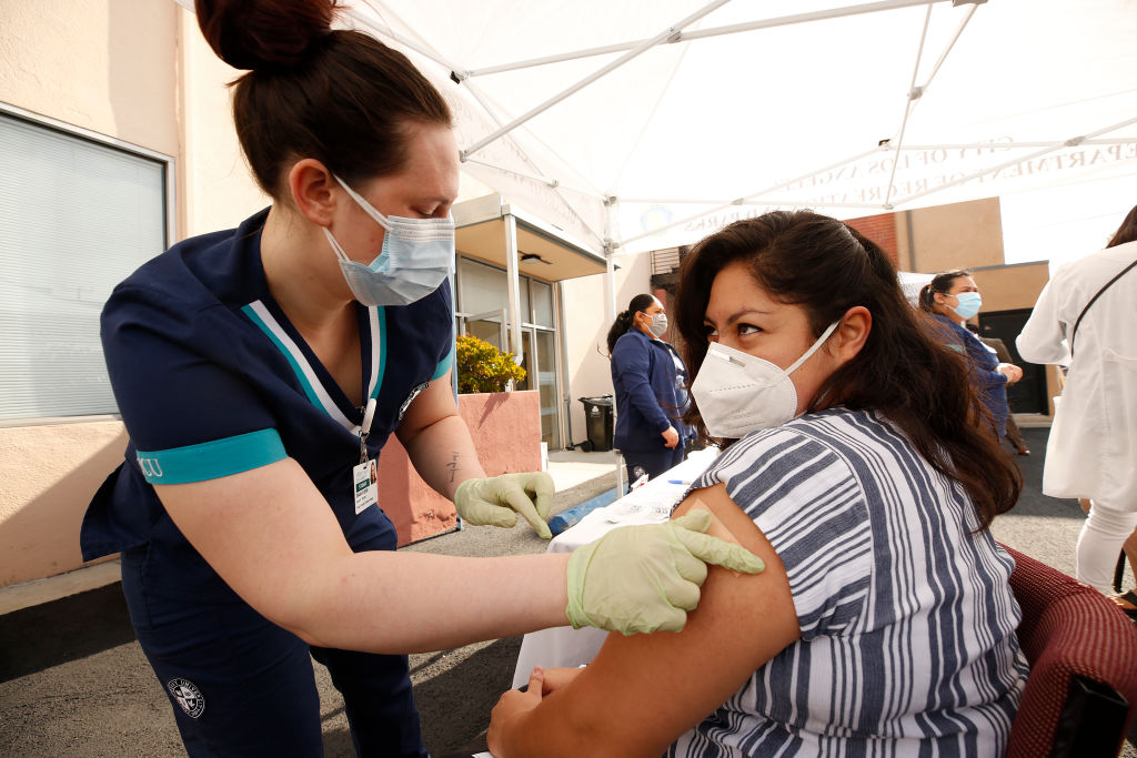 Ahora te puedes vacunar en cualquier parte de Los Ángeles sin cita previa. / Getty Images.