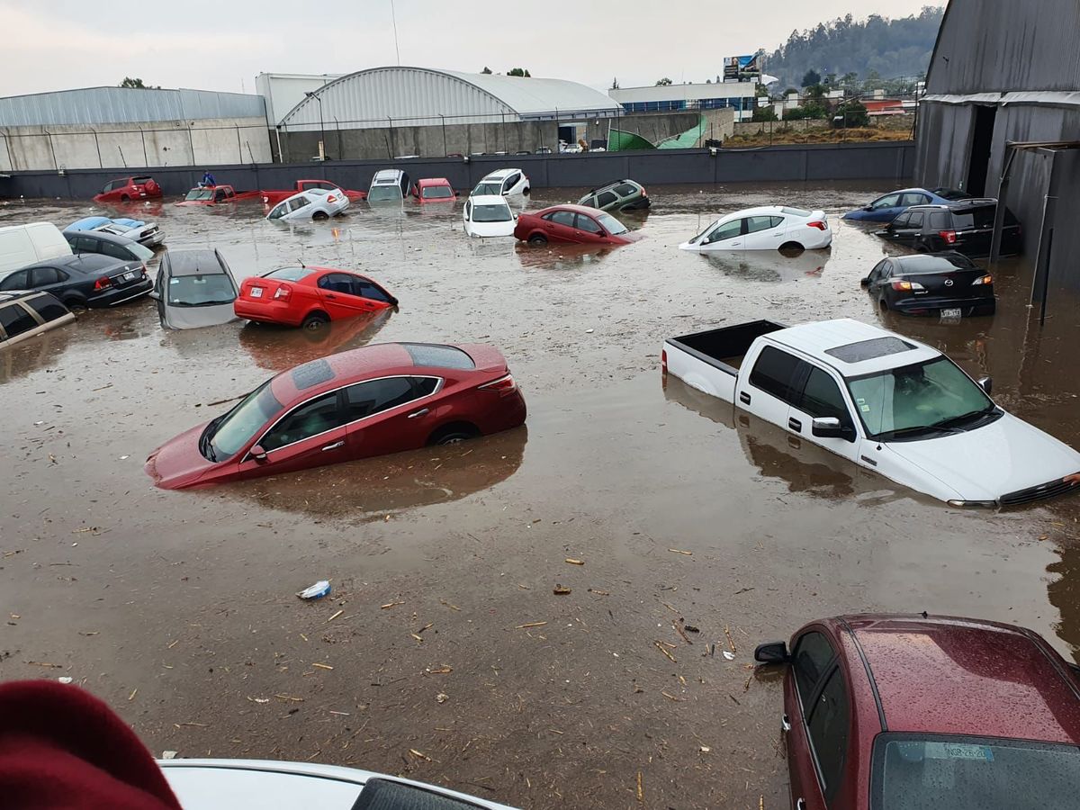 Poco después de las 14:00 horas de ayer se registró una intensa lluvia acompañada de granizo en el Valle de Toluca.