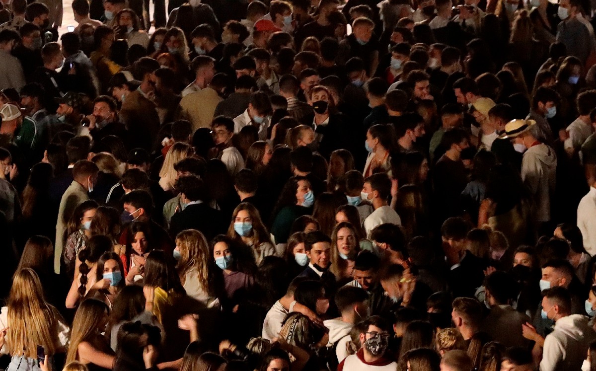 Reportan casos de intoxicaciones tras festejos por fin de toque de queda en España. (Especial)