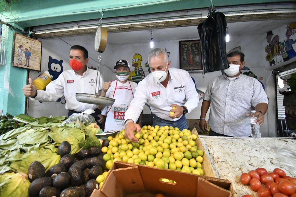 Román Alberto Cepeda visitó el Mercado Alianza. (Especial)
