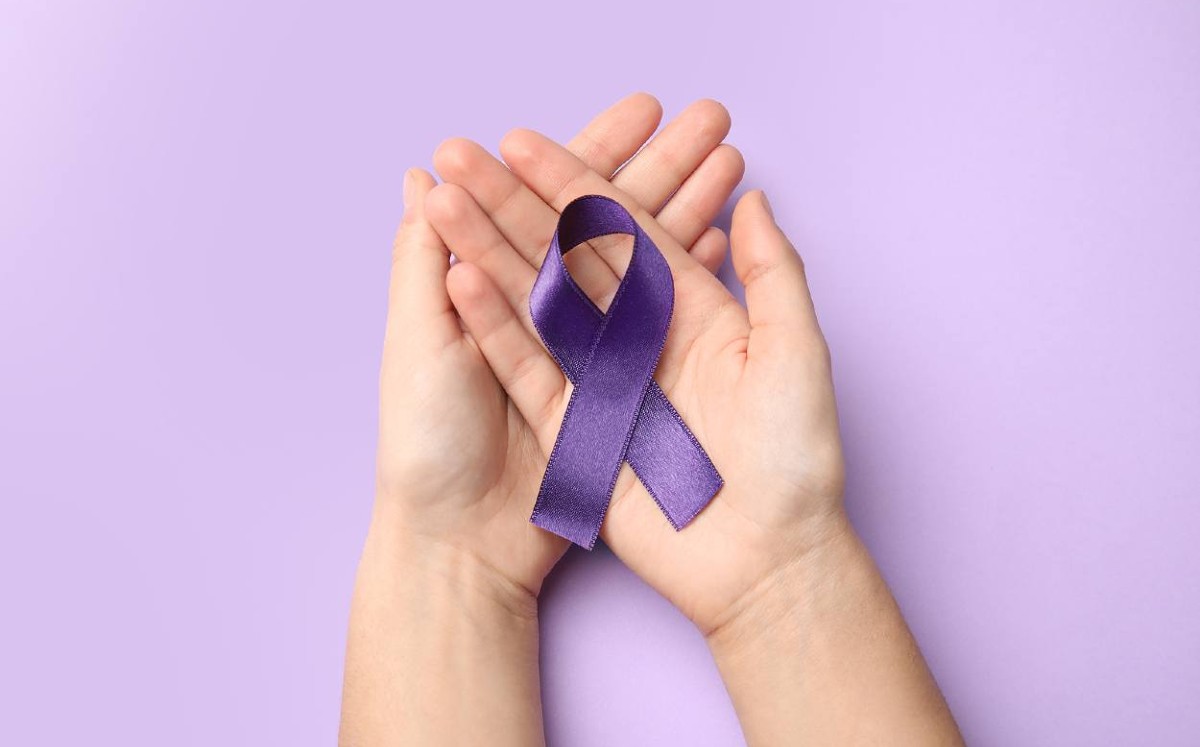Uno de los síntomas del lupus son erupciones rojas en la piel con forma de mariposa.