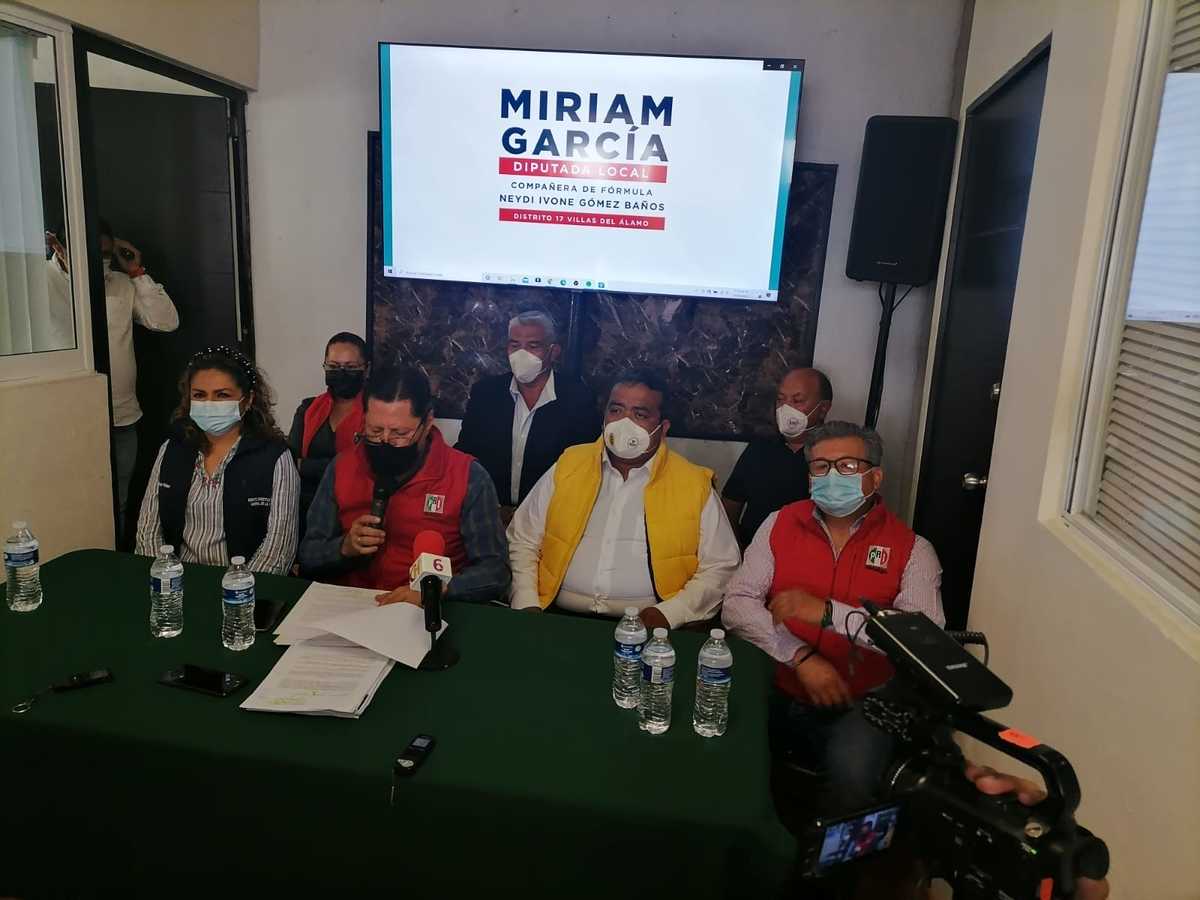 Conferencia de prensa para presentar evidencia de los hechos denunciados. (Teodoro Santos)