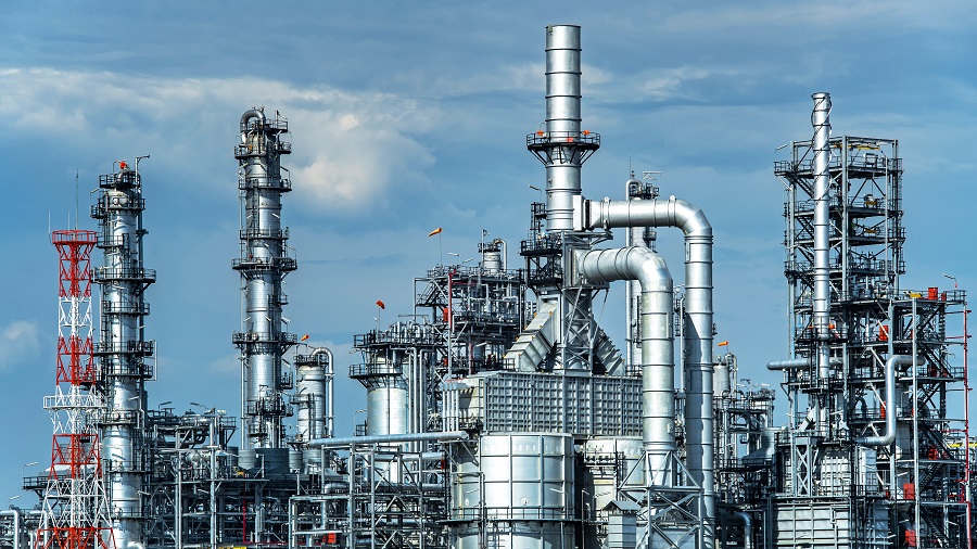 Depósito de almacenamiento de petróleo en refinería. (Shutterstock)