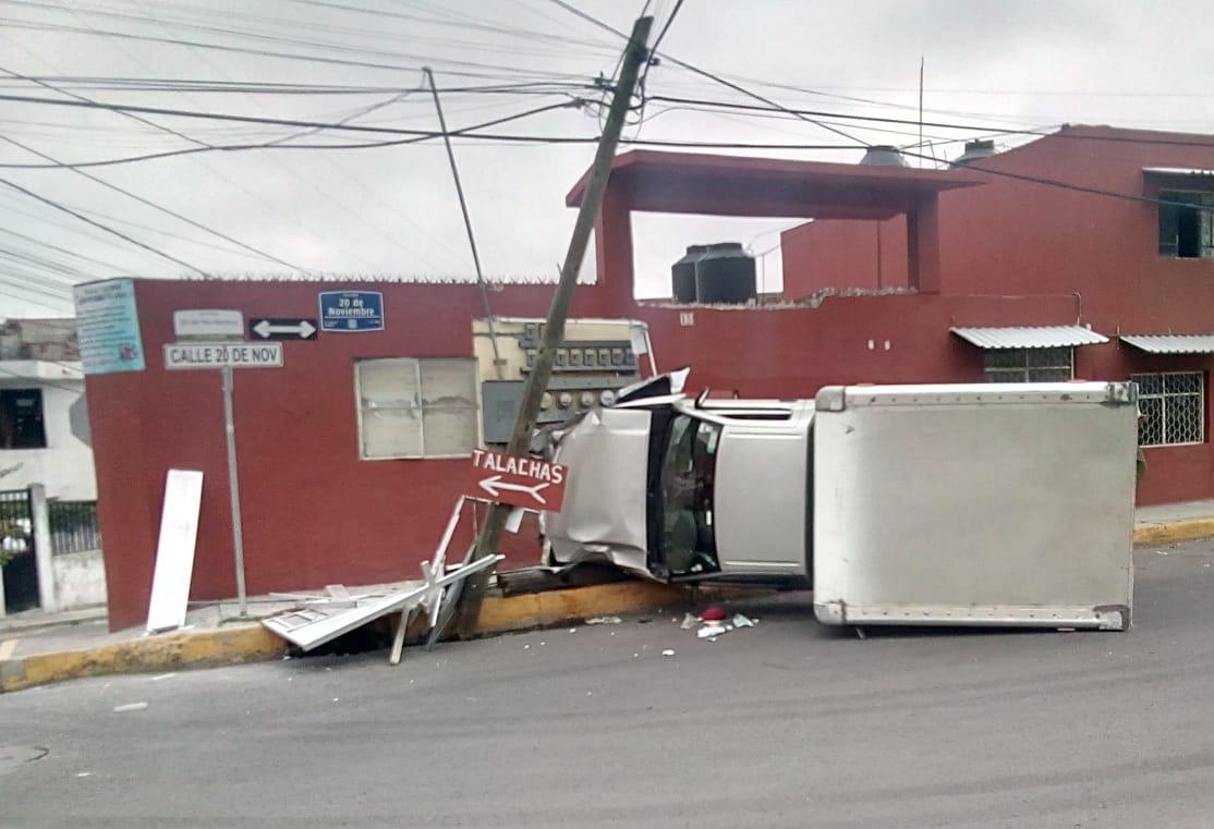 Tras persecución policíaca, camioneta de carga vuelca. (Especial)