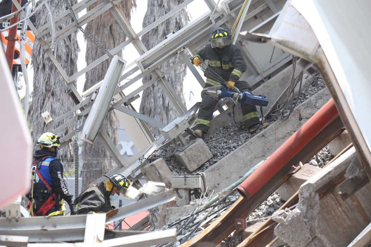 Remoción de escombros en zona del colapso en L12 del Metro de CdMx. ( Juan Carlos Bautista)