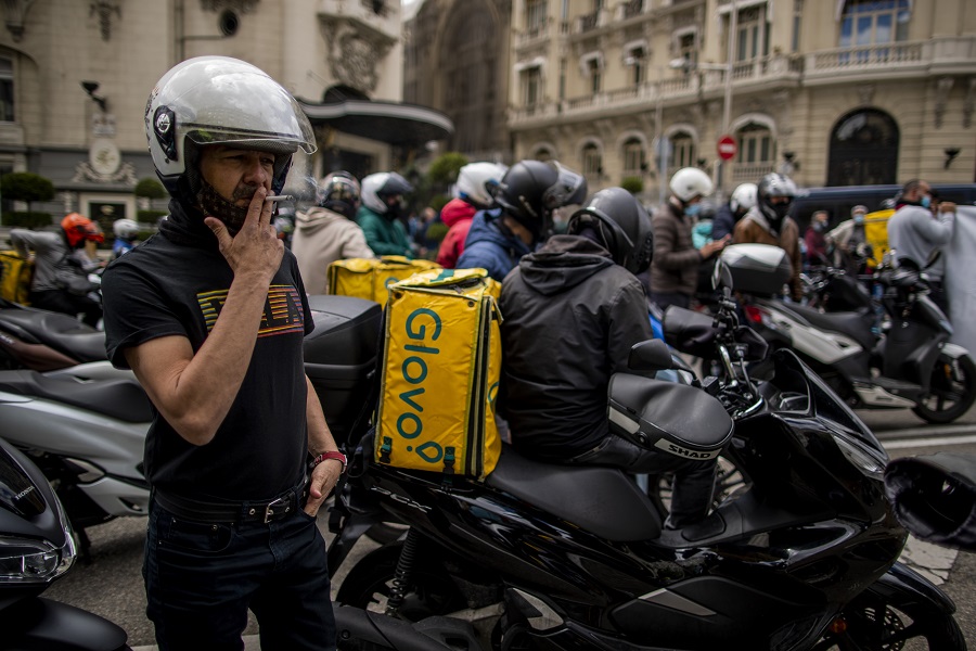 Repartidores de empresas de plataformas digitales frente al Parlamento en Madrid, España. (AP)