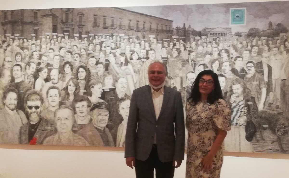 Sergio Alejandro Matos, director del FCM y Verónica López García, posan al lado de la pieza La Ronda de la Noche 2, de Carmen Bordes (Enrique Vázquez)