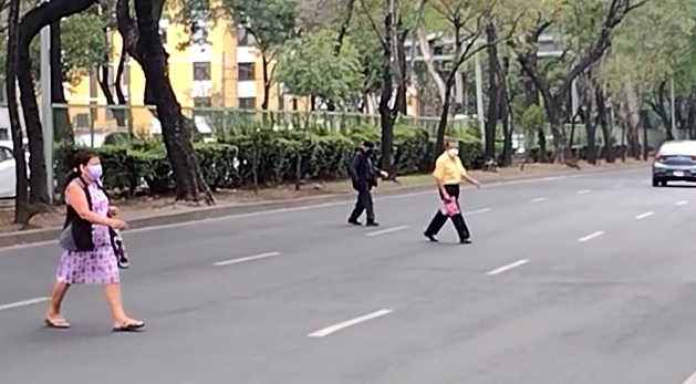 Los vecinos siguen sin usar el puente peatonal | Captura de video de César Velázquez
