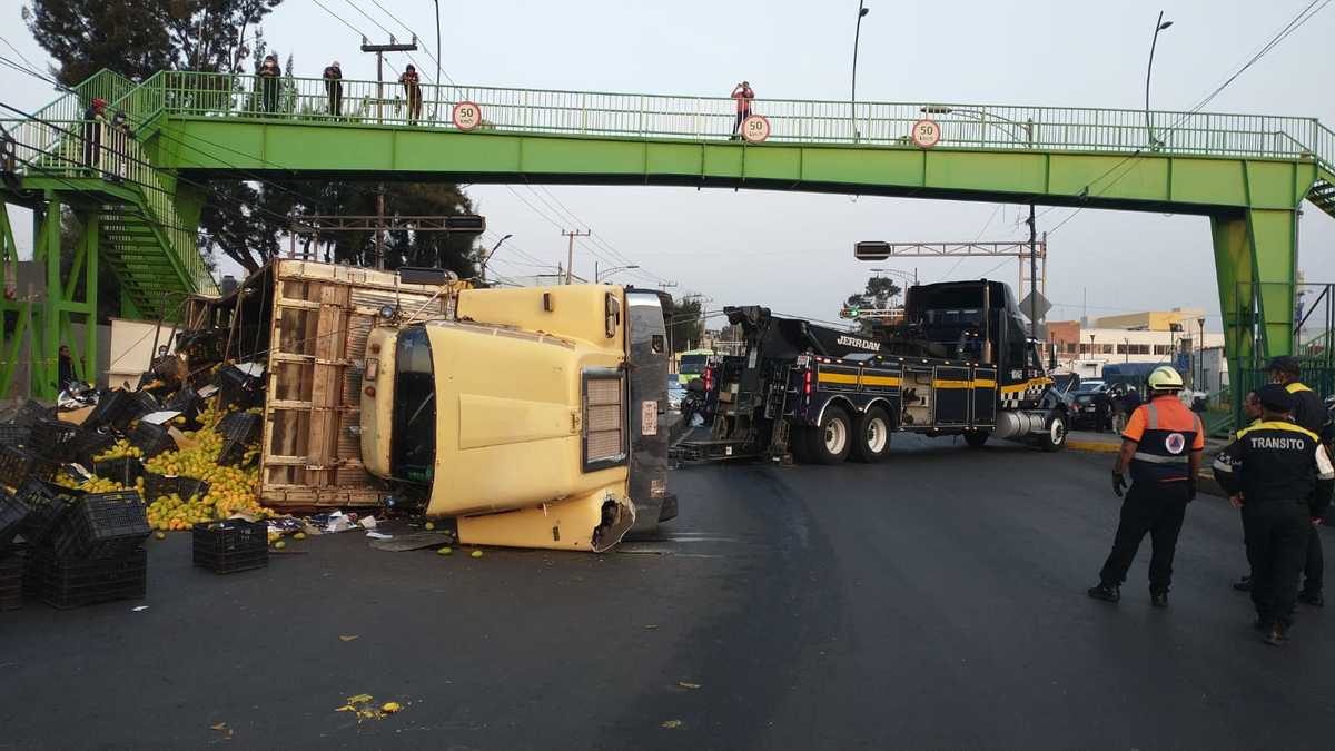 Volcadura de camión de carga en Eje 6 Sur, alcaldía Iztapalapa