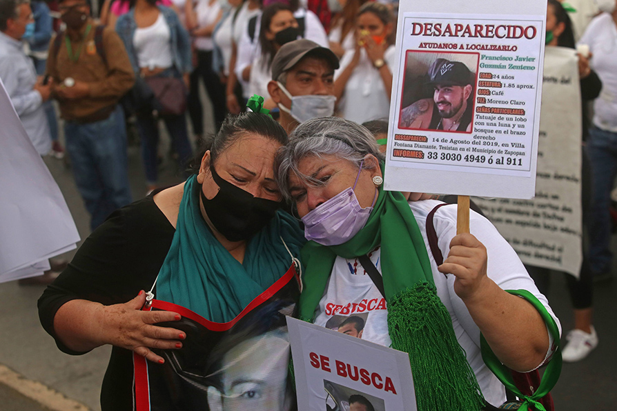 Colectivos se unen al dolor y la marcha por los tres hermanos que fueron asesinados.