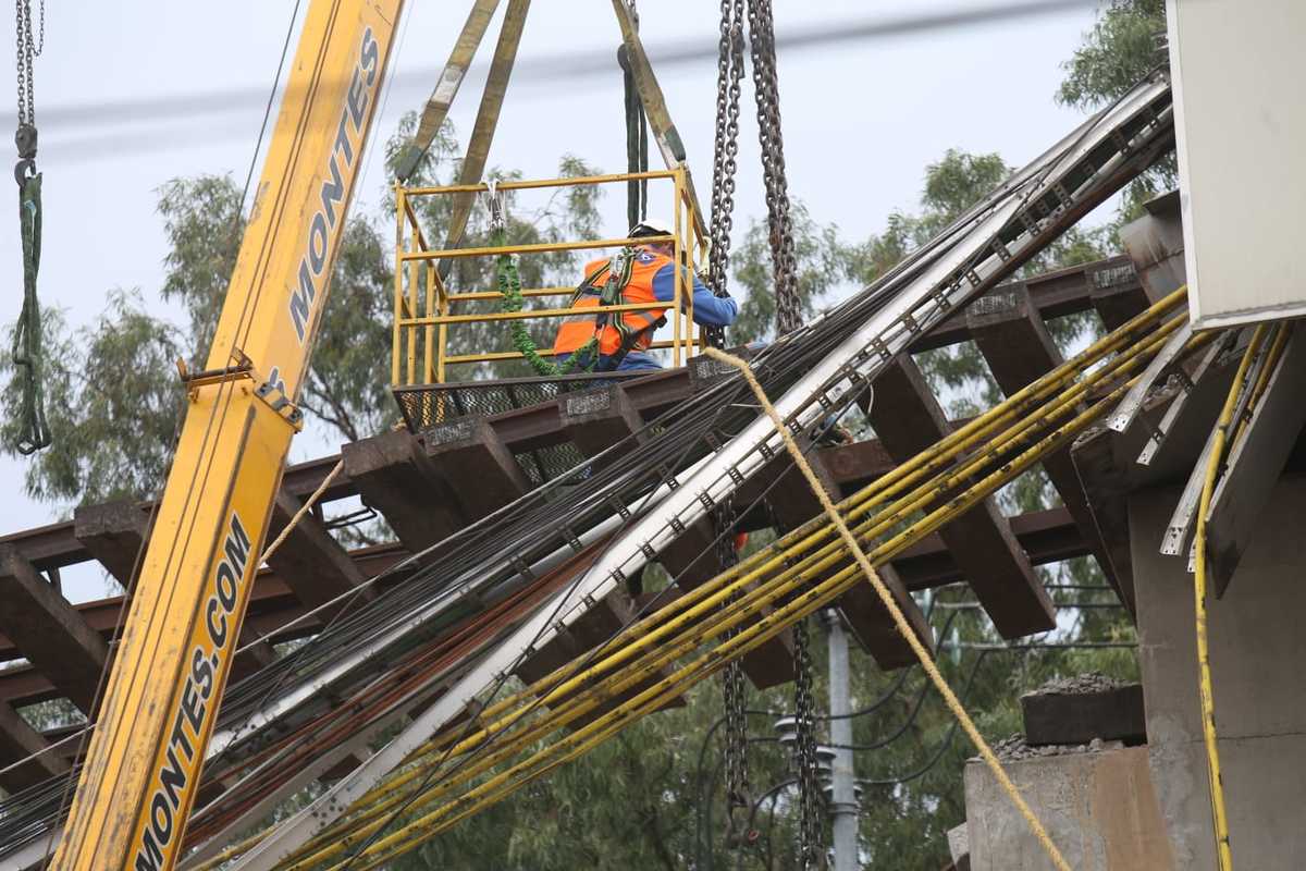 Aseguramiento de las vias del metro con la ayuda de gruas y eslimgas para carga. Foto: Juan Carlos Bautista. | Foto: Juan Carlos Bautista