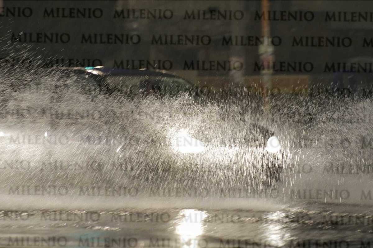 Algunos automovilistas circulan a alta velocidad pese a los encharcamientos | Andrés Lobato