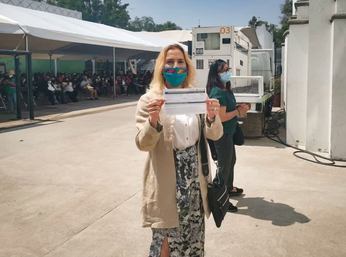Beatriz Gutiérrez Müller acude a vacunarse contra covid-19 en la CdMx. (Instagram)