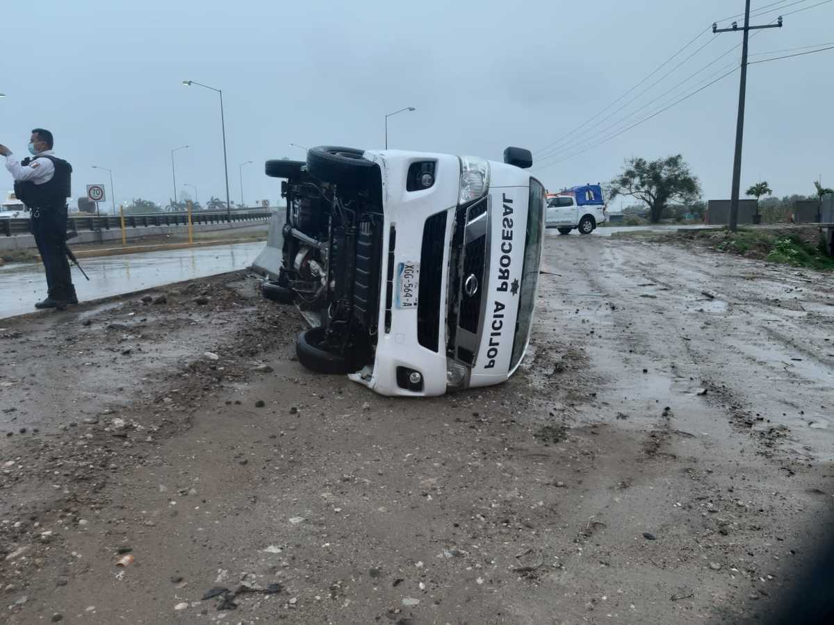 Camioneta de la policía estatal se volcó esta tarde por las lluvias (Anahy Meza)