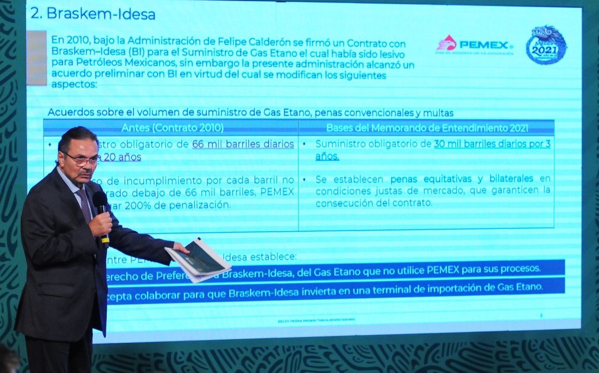 El director de Pemex, Octavio Romero Oropeza, durante la conferencia mañanera. (Cuartoscuro)