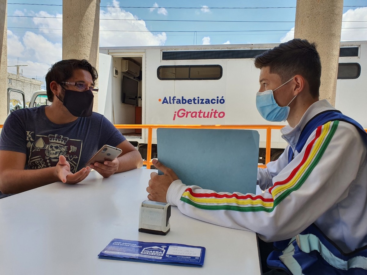 Estudiantes en León promueven servicios del INAEBA en la 10 de Mayo