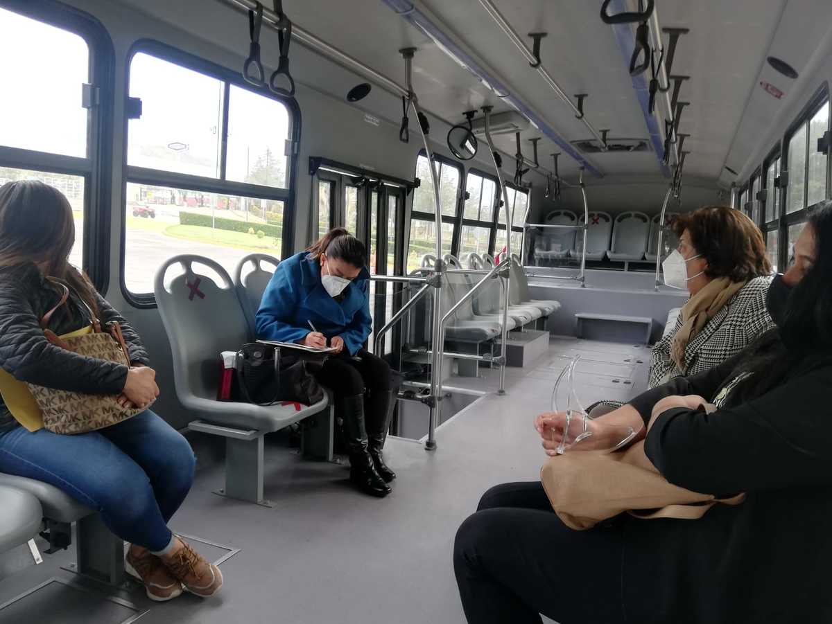 Garzabús que transporta a docentes para llevarlos al módulo de vacunación. (Elizabeth Hernández)