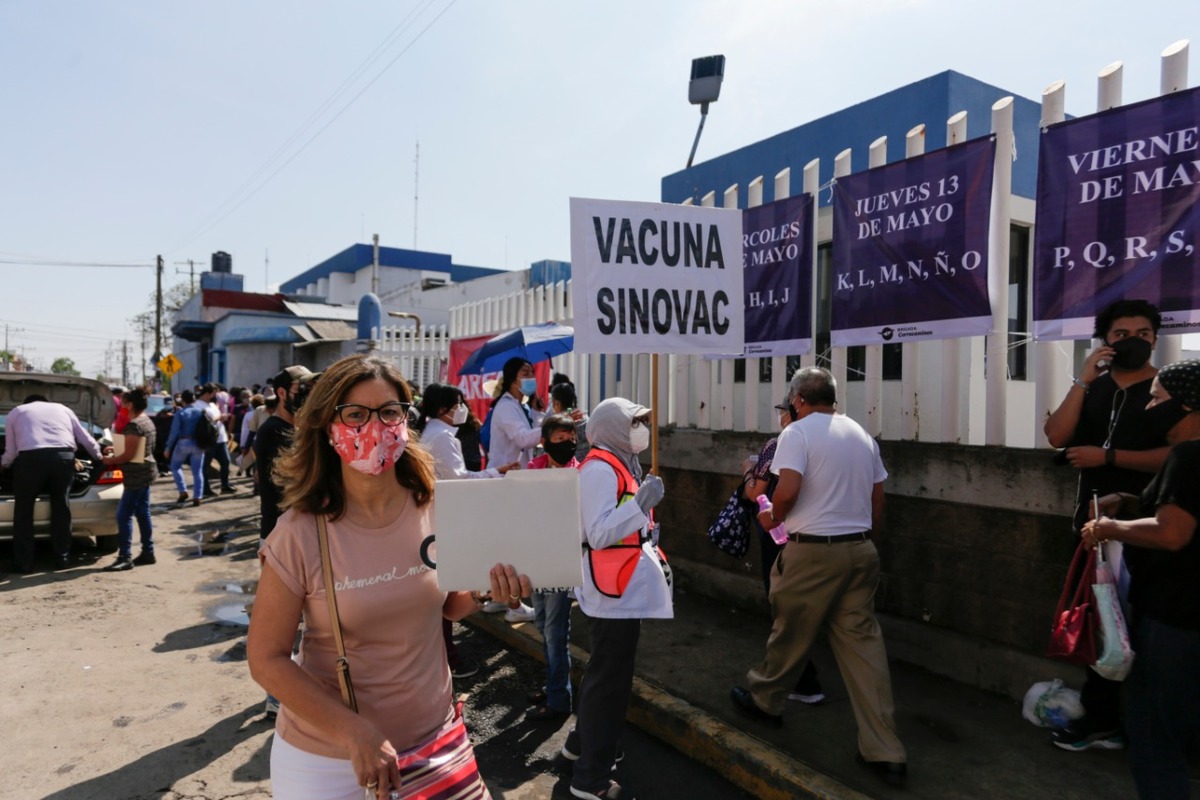 Jornada de vacunación a adultos mayores en Hospital General del Sur. (Andrés Lobato)