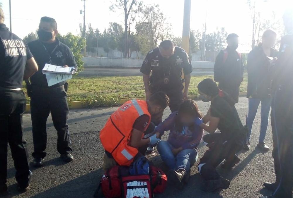 Joven se arroja de un vehículo en movimiento sobre la lateral a la Recta Cholula. (Especial)
