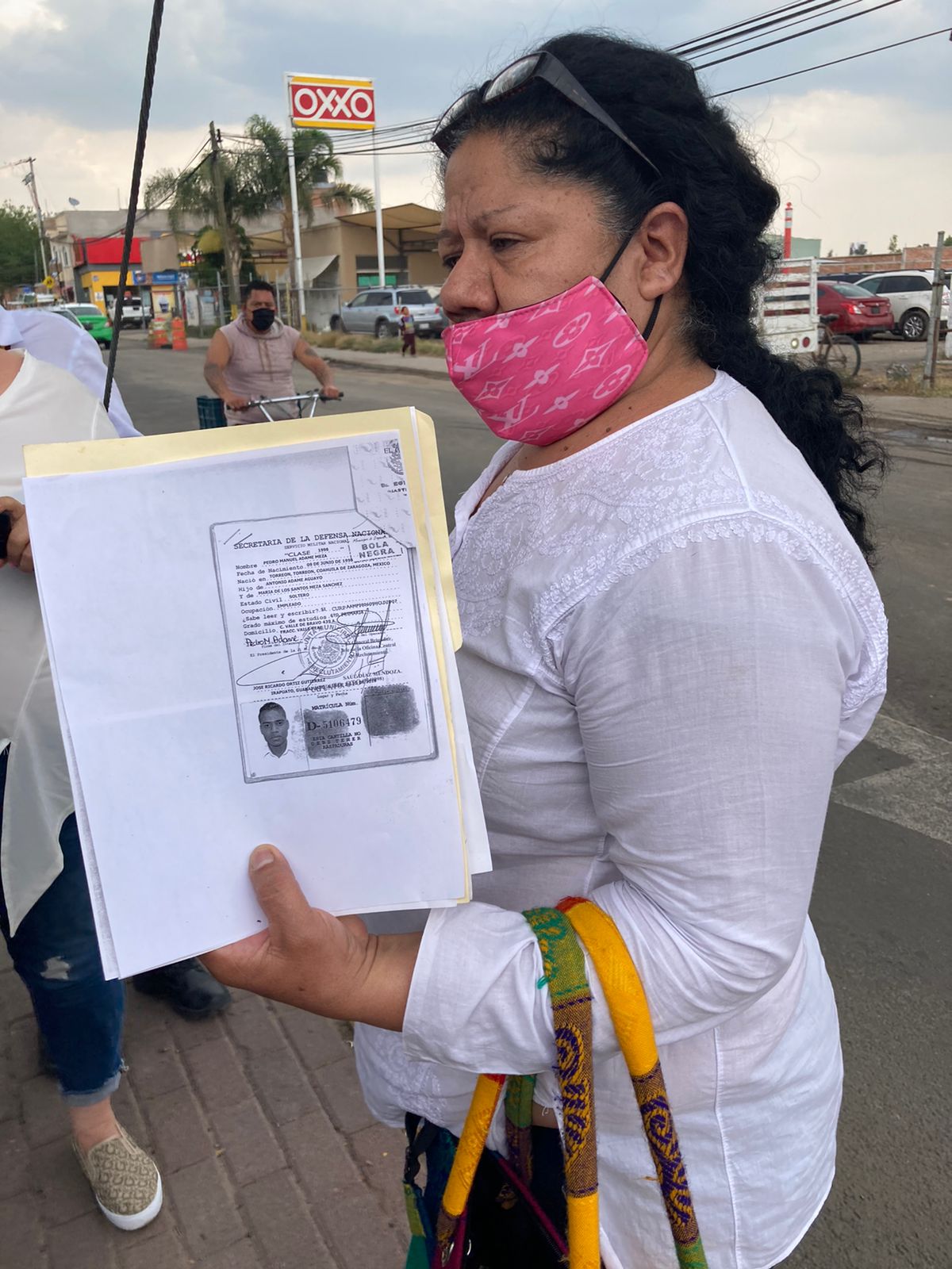 Miembros de Caravana esperan encontrar a sus familiares en fosa de Irapuato