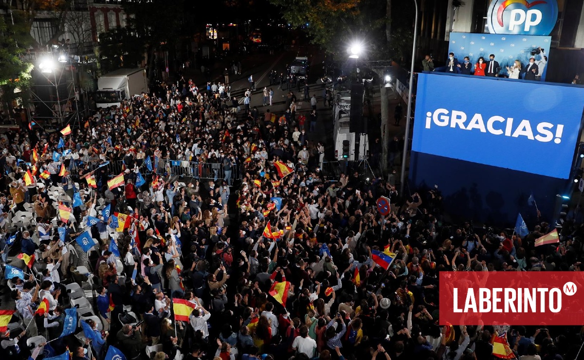 Multitudes celebran frente al balcón de la sede del Partido Popular, tras conocer los resultados electorales en España. (Foto: Mariscal | EFE)