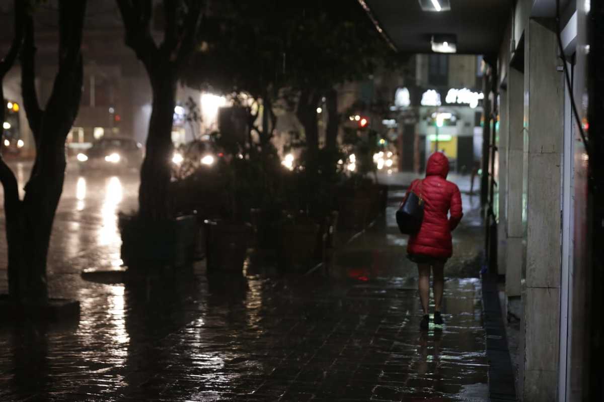 Esta noche se registraron lluvias fuertes en ocho alcaldías de CdMx, por lo que el gobierno activó las alertas naranja y roja.