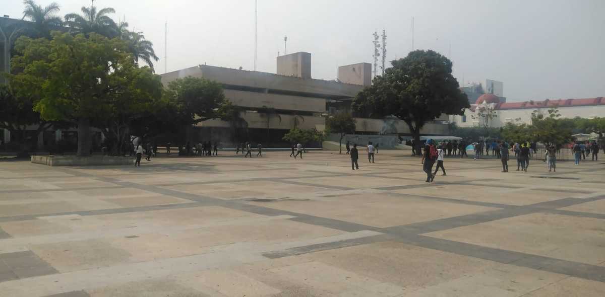 Los normalistas intentaron ingresar por la fuerza a palacio de gobierno. (Abraham Jiménez)