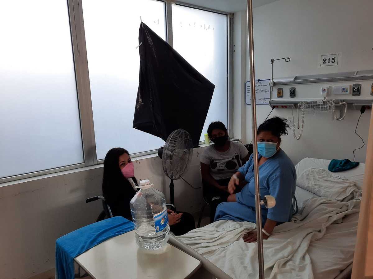 Los pacientes deben llevar aparatos de aire de sus casas para mitigar el calor. (Especial)