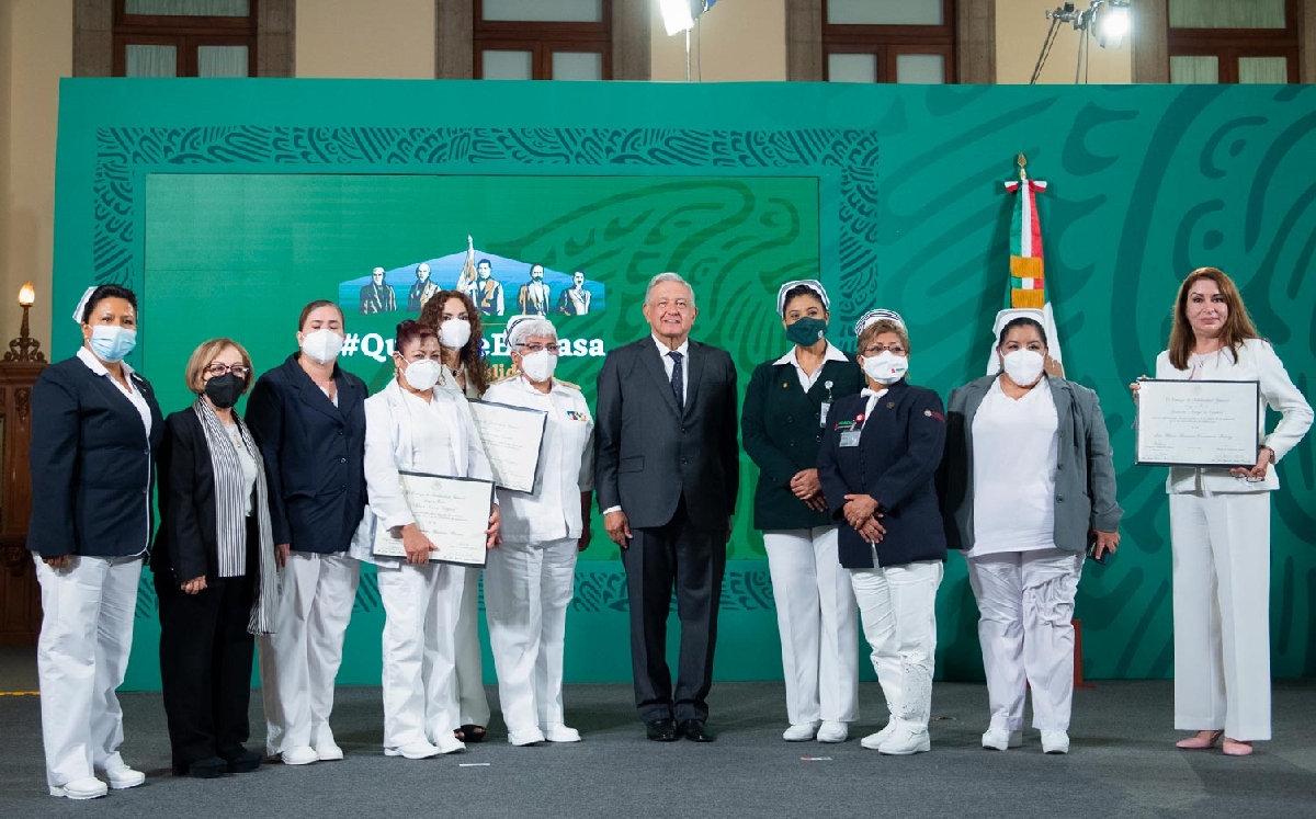 El Presidente entregó reconocimientos a las enfermeras y celebró su trabajo. (Gobierno de México)