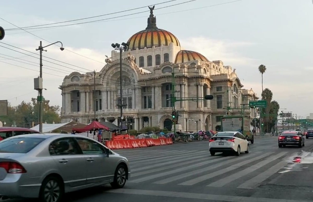 Los triquis pasaron su plantón de Eje Central a la avenida Juárez. | César Velázquez