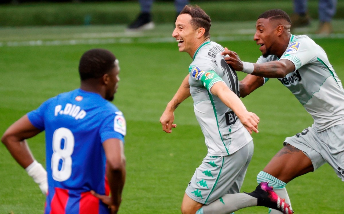 Andrés Guardado marca con el Betis (EFE)