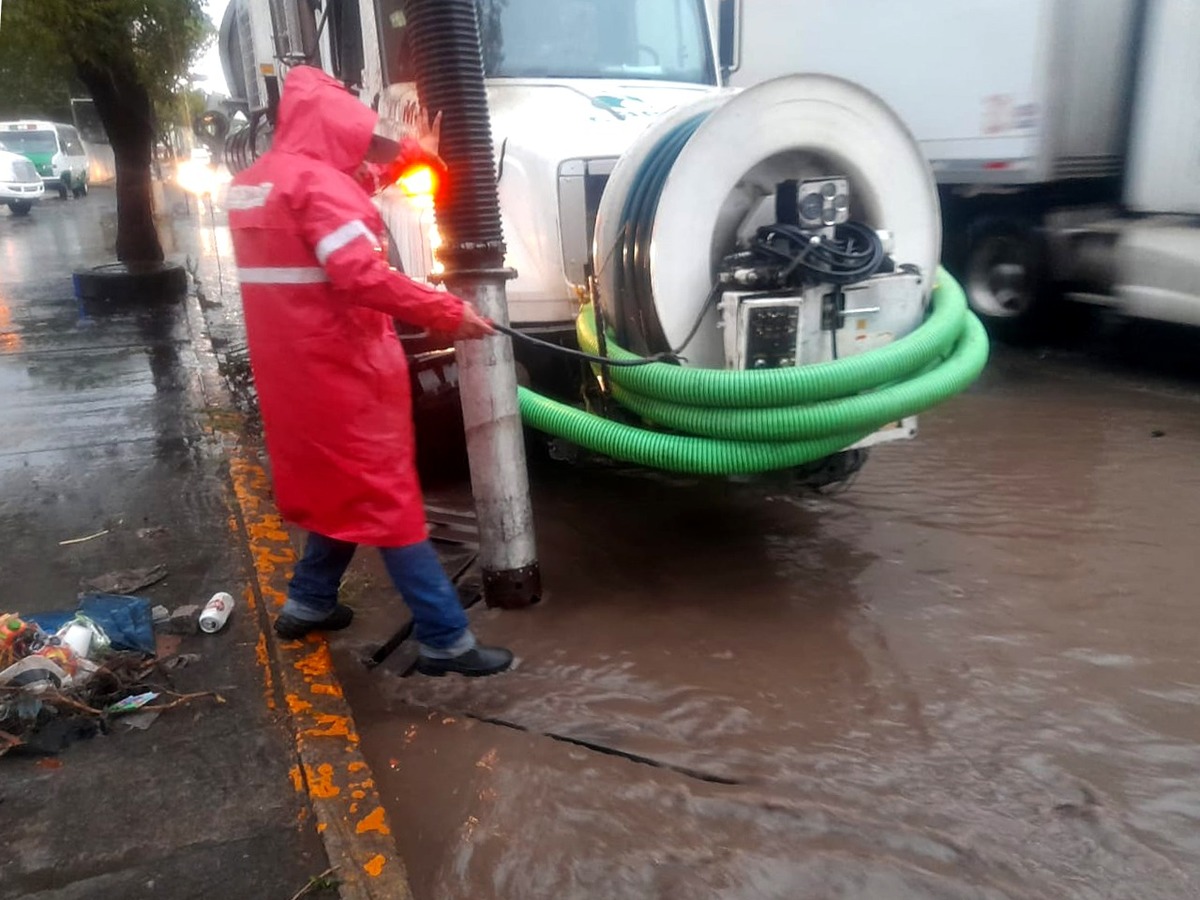 Se espera que los trabajos continúen durante las próximas horas para poner a los habitantes a salvo. (Especial)