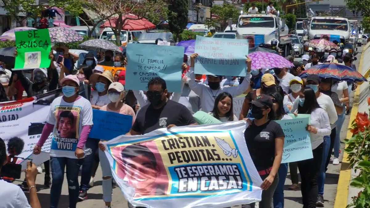 Familiares y amigos marcharon hacia la FGE para exigir su presentación con vida. (Rogelio Agustín Esteban)