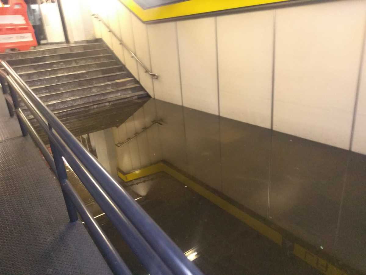 Inundación en la estación La Raza STC Metro
