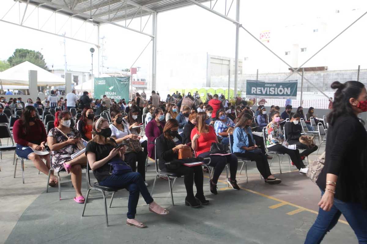Este jueves 935 mujeres recibieron la primera dosis de la vacuna en los municipios de San Pedro y Santa Catarina. Foto: Raúl Palacios.