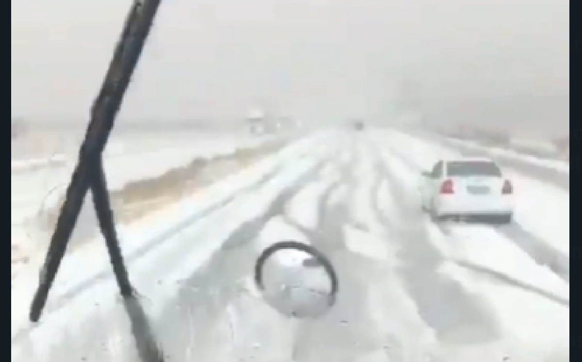 La granizada provocó afectaciones en carreteras.