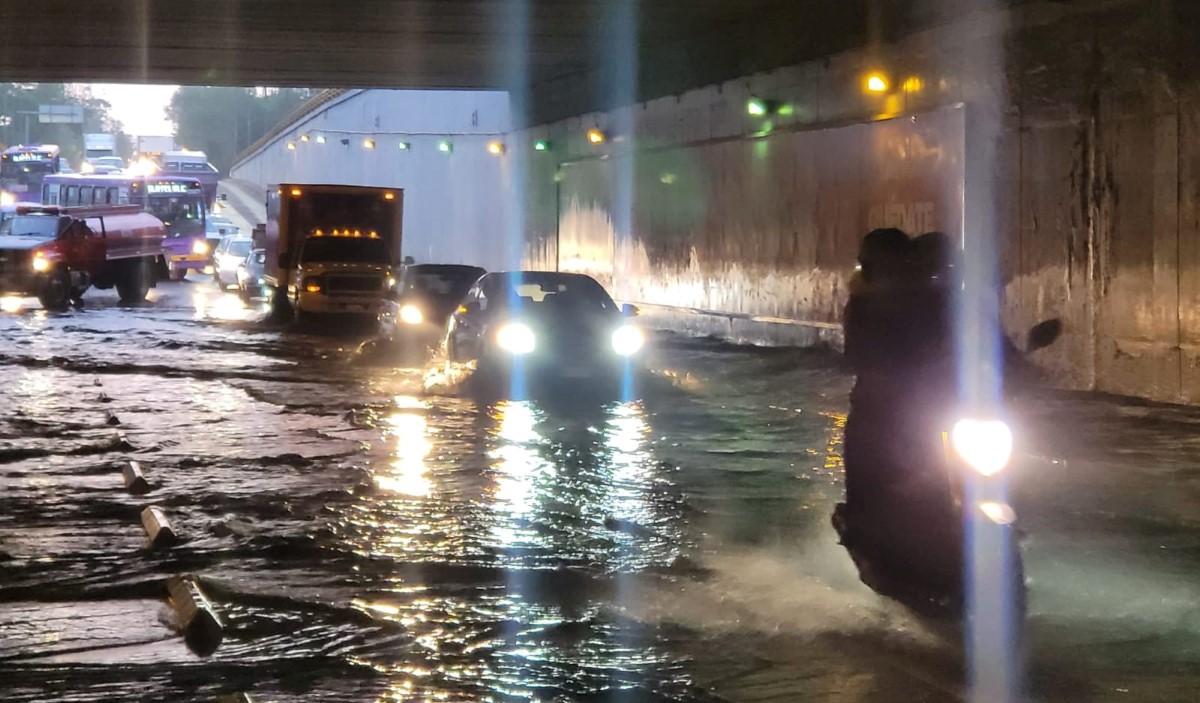 La lluvia de anoche dejó inundaciones en vialidades de cuatro alcaldías.