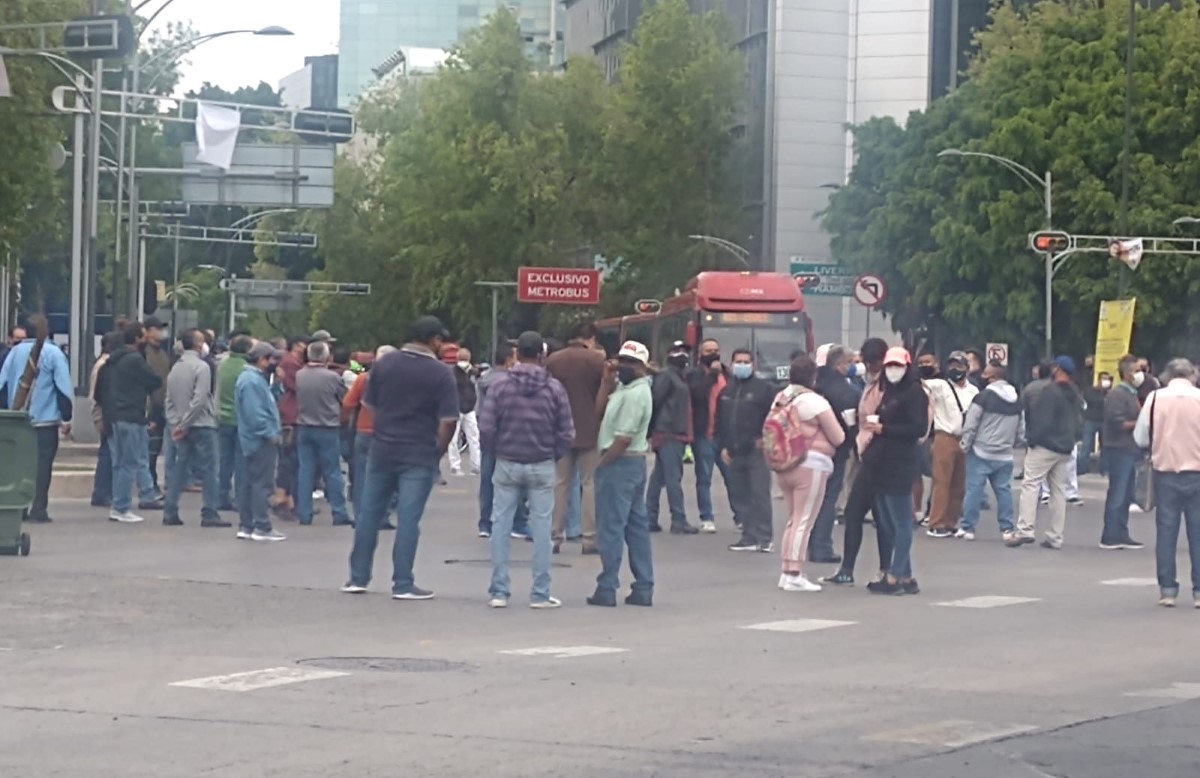 Los manifestantes cerraron ambas vialidades frente al Senado. | César Velázquez